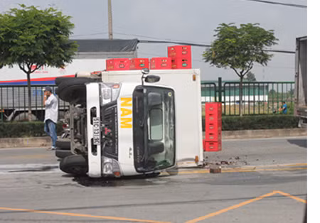 Mất lái, xe tải chở bia lật ngang trên quốc lộ ảnh 1