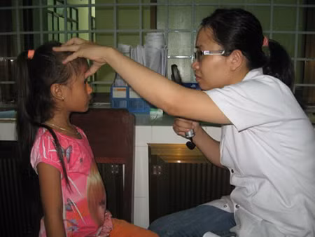 Mổ mắt miễn phí cho 250 trẻ em khó khăn ảnh 1