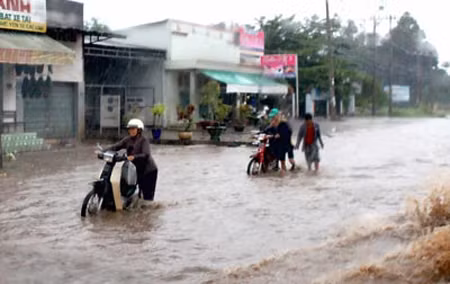 Mưa lớn gây ách tác giao thông trên quốc lộ 70 ảnh 1