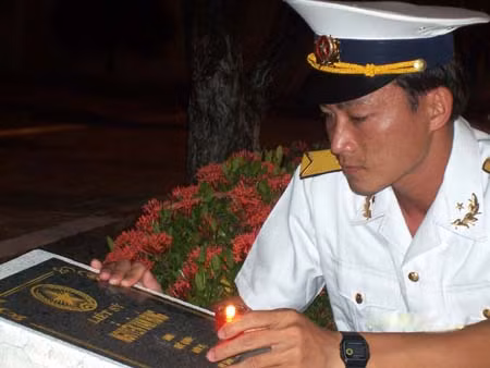 Đến nghĩa trang Trường Sơn viếng liệt sĩ ảnh 1