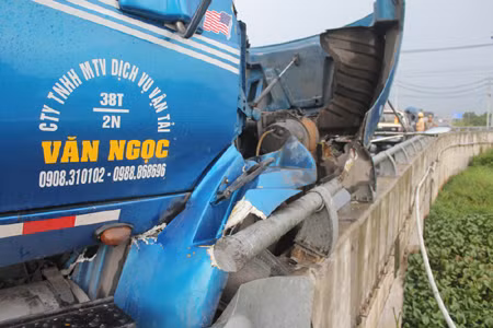 Container mất lái tông vào dải ta luy ảnh 2