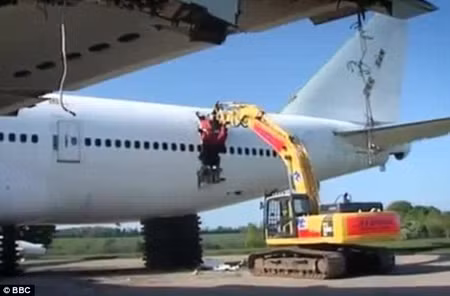 Biến Boeing 747 thành sắt vụn ảnh 2