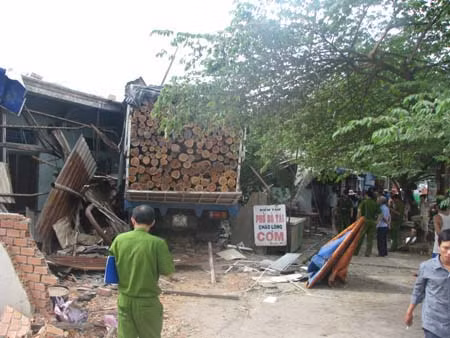 Xe tải 'điên' húc sập 3 quán phở, 10 người thoát chết ảnh 1