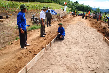 1 năm chưa xong 3 km đường vào khu căn cứ cách mạng ảnh 1