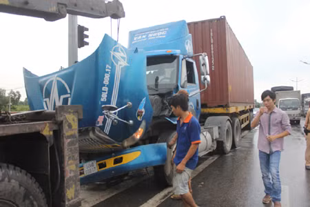 Container mất lái tông vào dải ta luy ảnh 1