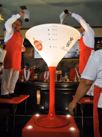 Cuba pha chế cốc Daiquiri khổng lồ ảnh 1