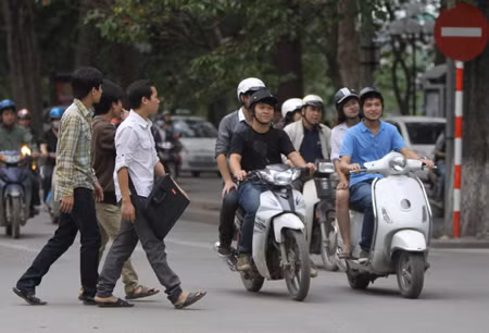 Phạt nặng người đi bộ vi phạm giao thông ảnh 1