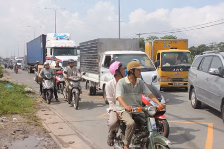 Mất lái, xe tải chở bia lật ngang trên quốc lộ ảnh 2