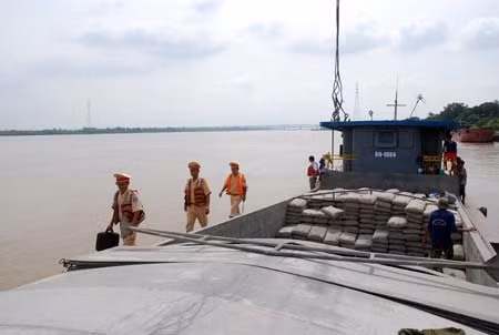 Nan giải trật tự giao thông đường thủy Hà Nội ảnh 1