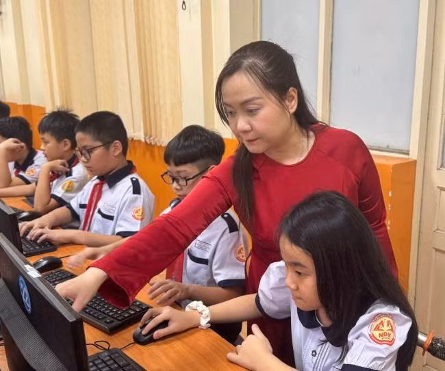 Từ tấm thiệp AI của học trò đến danh hiệu Nhà giáo dục số 2025 