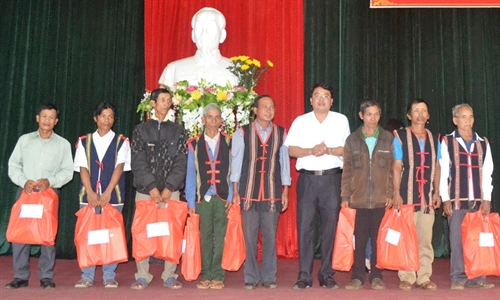 Phát huy vai trò của các già làng