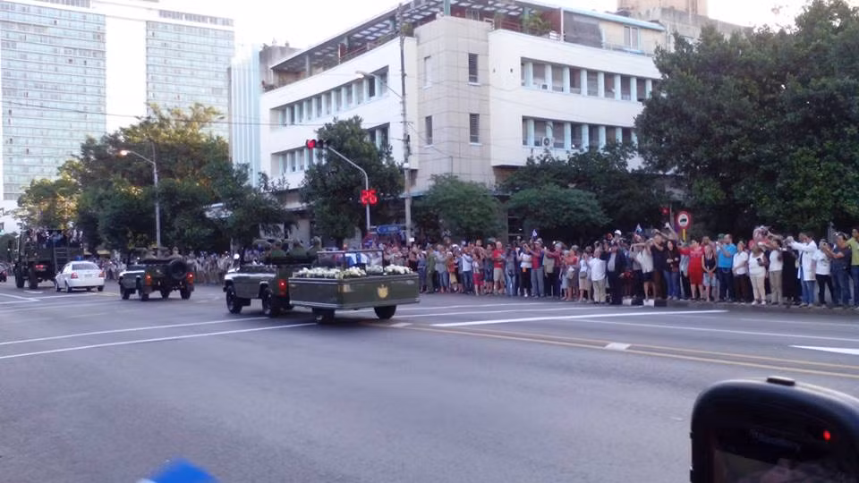 Xúc động hình ảnh tiễn đưa lãnh tụ Fidel Castro về với đất Mẹ ảnh 11