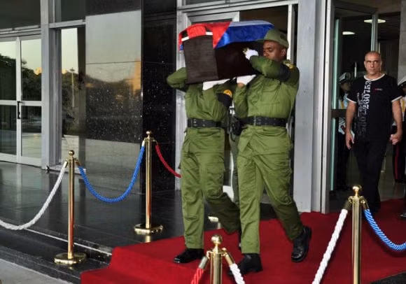 Xúc động hình ảnh tiễn đưa lãnh tụ Fidel Castro về với đất Mẹ ảnh 2