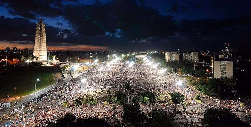 Xúc động hình ảnh tiễn đưa lãnh tụ Fidel Castro về với đất Mẹ ảnh 12