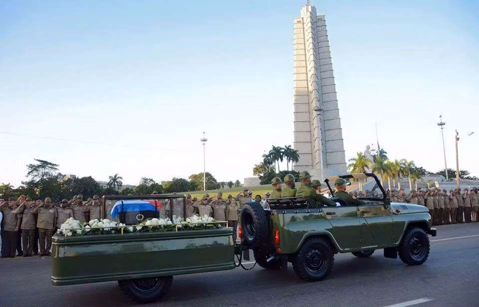 Xúc động hình ảnh tiễn đưa lãnh tụ Fidel Castro về với đất Mẹ ảnh 8