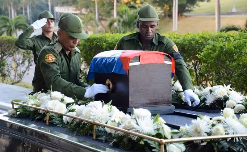 Xúc động hình ảnh tiễn đưa lãnh tụ Fidel Castro về với đất Mẹ ảnh 5