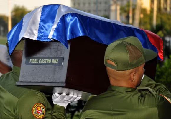 Xúc động hình ảnh tiễn đưa lãnh tụ Fidel Castro về với đất Mẹ ảnh 4