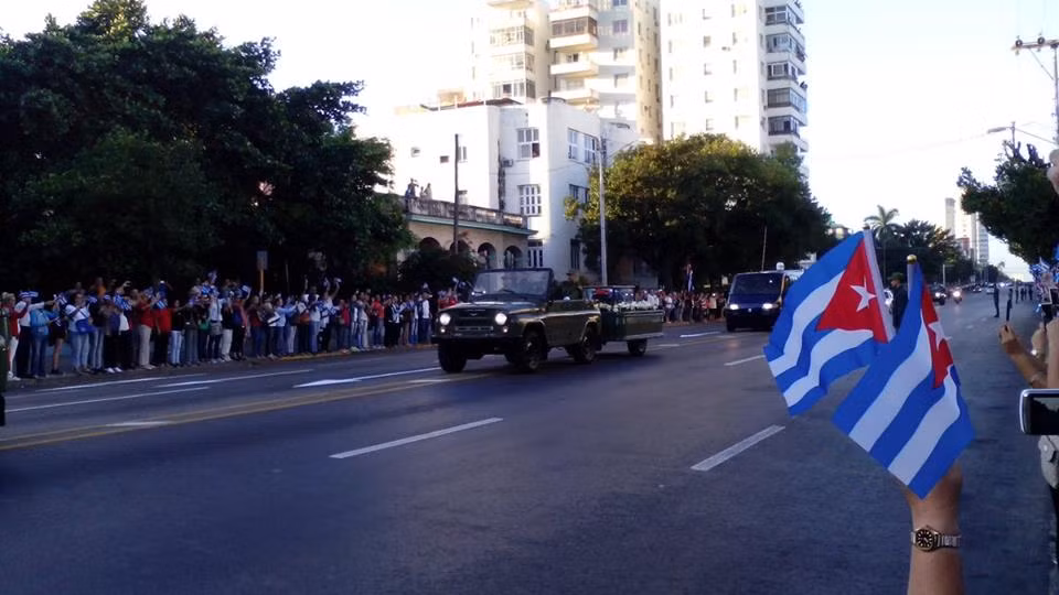 Xúc động hình ảnh tiễn đưa lãnh tụ Fidel Castro về với đất Mẹ ảnh 10