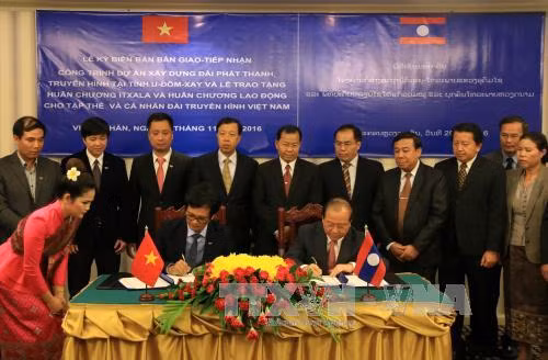 Việt Nam bàn giao cho Lào Đài Phát thanh-Truyền hình tỉnh Udomsay ảnh 1