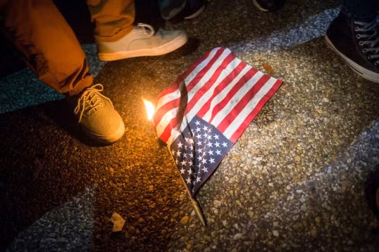 Tòa án Tối cao Mỹ nói gì về lệnh “đốt cờ, bỏ tù” của ông Trump ảnh 1