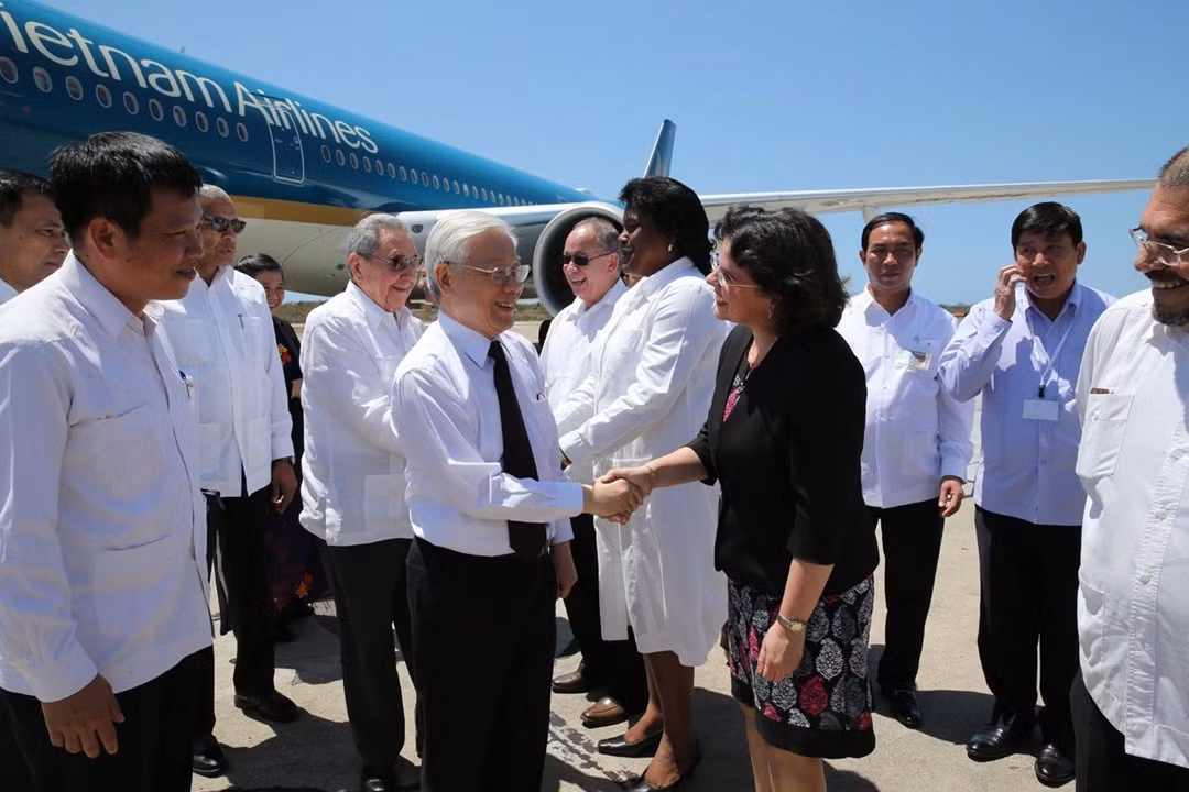 Tổng Bí thư Nguyễn Phú Trọng cùng Bí thư Thứ nhất Ban chấp hành Trung ương Đảng Cộng sản Cuba, Chủ tịch Hội đồng Nhà nước và Hội đồng Bộ trưởng Cộng hòa Cuba Raul Castro Ruz đến sân bay Quốc tế Antonio Maceo, thành phố Santiago de Cuba. Ảnh: Trí Dũng/TTXVN