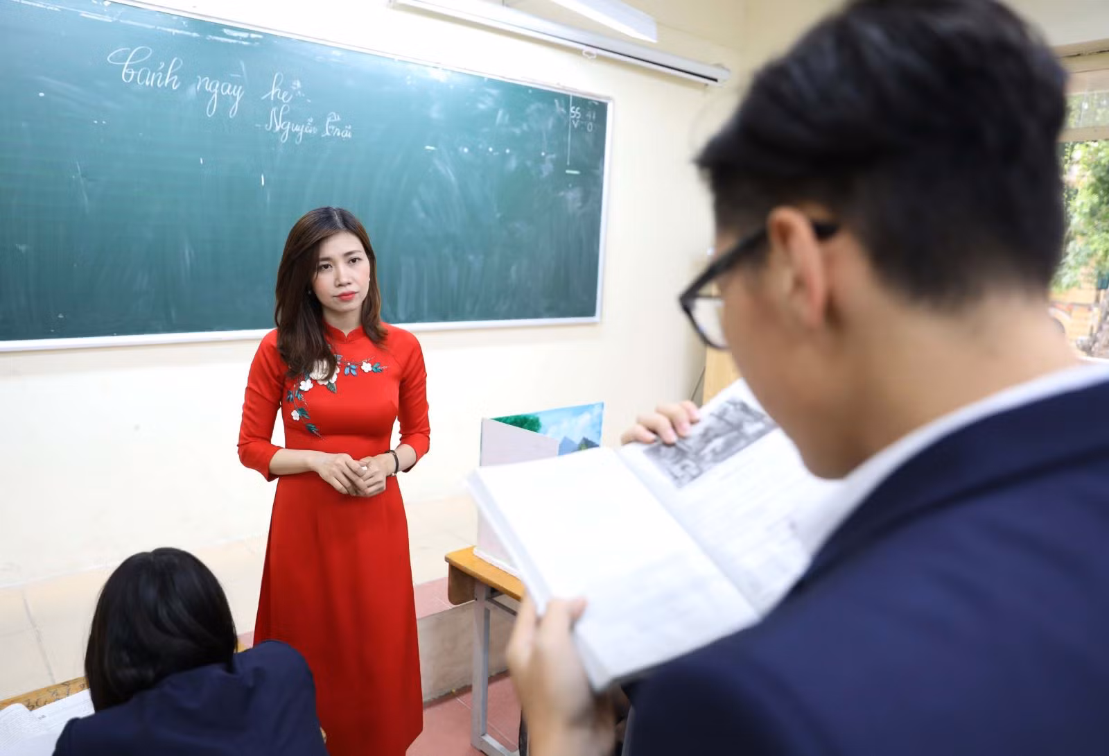 Giáo viên lắng nghe học sinh. Ảnh: Thanh Tùng/TTXVN.