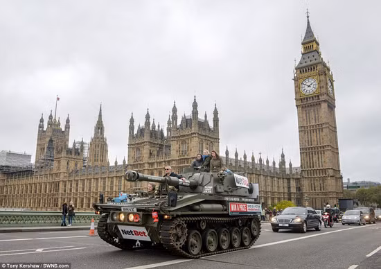 Cưỡi xe tăng đi tham quan London ảnh 1