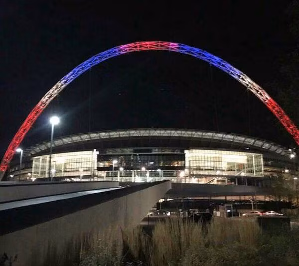 Cả thế giới hướng về Paris sau loạt vụ tấn công đẫm máu ảnh 4