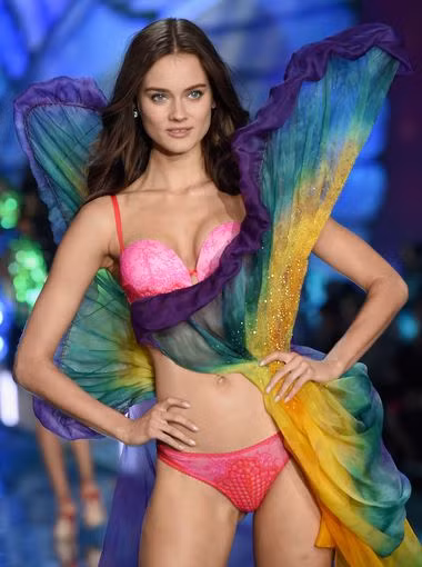Bỏng mắt với dàn siêu mẫu nội y trong Victoria's Secret 2015 ảnh 6