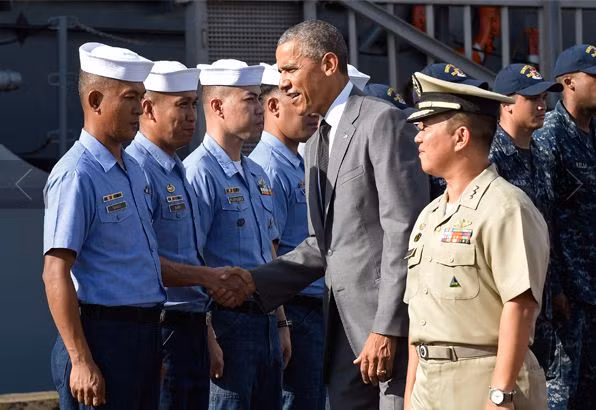 Ông Obama thăm soái hạm Philippines, ngầm thách thức Trung Quốc ảnh 5