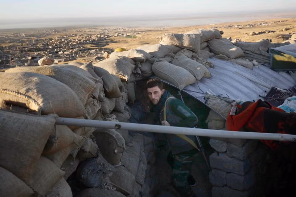 Lực lượng người Kurd cắt đứt đường tiếp tế của IS tới Syria ảnh 1