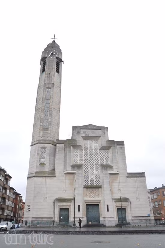 Khung cảnh “làng thánh chiến” Molenbeek sau trận vây bắt khủng bố ảnh 2