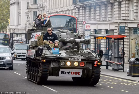 Cưỡi xe tăng đi tham quan London ảnh 5