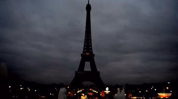 Pháp đóng cửa Tháp Eiffel vô thời hạn ảnh 1