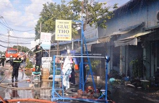 Hỏa hoạn thiêu rụi 10 kiốt trên đường Bến Bình Đông ảnh 1