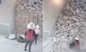 Bị đống gạch cao 2m chôn vùi, hai em bé may mắn sống sót