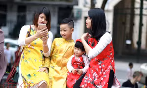 Trẻ nhỏ Hà Nội xúng xính áo dài chơi Tết