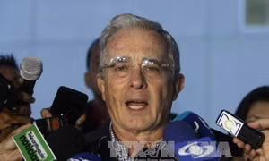 Cựu Tổng thống Colombia Alvaro Uribe từ chức Thượng nghị sĩ