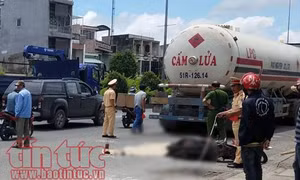 Xe trộn bê tông cuốn xe đạp vào gầm, một người bị thương nặng