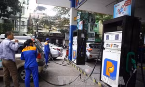 Giá xăng giảm nhẹ 76 đồng/lít