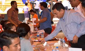 Gia Lai hỗ trợ 400 triệu đồng cho người dân tỉnh Attapeu (Lào) bị lũ lụt do vỡ đập 