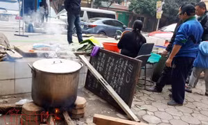 Nhộn nhịp gói bánh chưng Tết 'cộng đồng' tại các khu tập thể, chung cư Hà Nội 