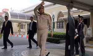 Phóng viên xôn xao khi Thủ tướng Thái Lan bỏ đi, để ‘hình nhân’ trả lời phỏng vấn