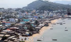 Thuê chuyến bay riêng chở thiết bị, cán bộ coi thi ra huyện đảo Phú Quốc