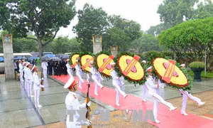 Lãnh đạo Đảng, Nhà nước đặt vòng hoa tưởng niệm các Anh hùng Liệt sỹ