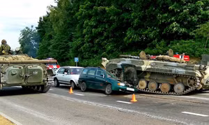 Mất lái, thiết giáp BMP-1 chồm lên đè bẹp ô tô trên đường