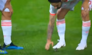 Ấn tượng World Cup 2018: Gerard Pique và Isco ‘giải cứu’ chú chim non trên sân