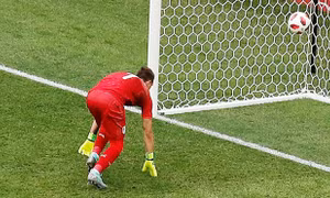 World Cup 2018: Bàn thua ngớ ngẩn của Muslera: Pepe Reina đổ lỗi cho quả bóng, Neville chỉ trích kịch liệt