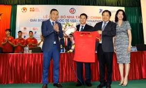 Tiến Dũng dự bị nhiều buộc HLV Park Hang Seo phải chọn Văn Lâm