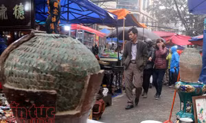 Độc đáo phiên chợ đồ cổ duy nhất trong năm ở Hà Nội